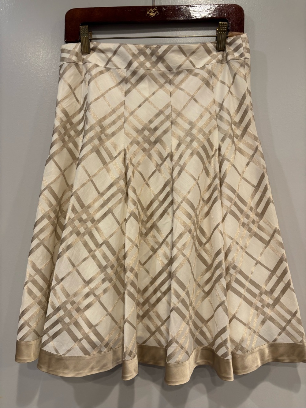 Burberry Cream and Beige Plaid Circle Skirt Made in Japan Size 42 - Picture 12 of 13
